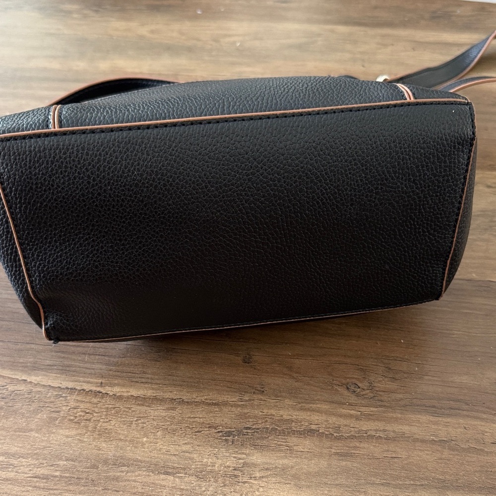 ROOTS NWOT Black and Tan Crossbody Bag - Picture 5 of 12